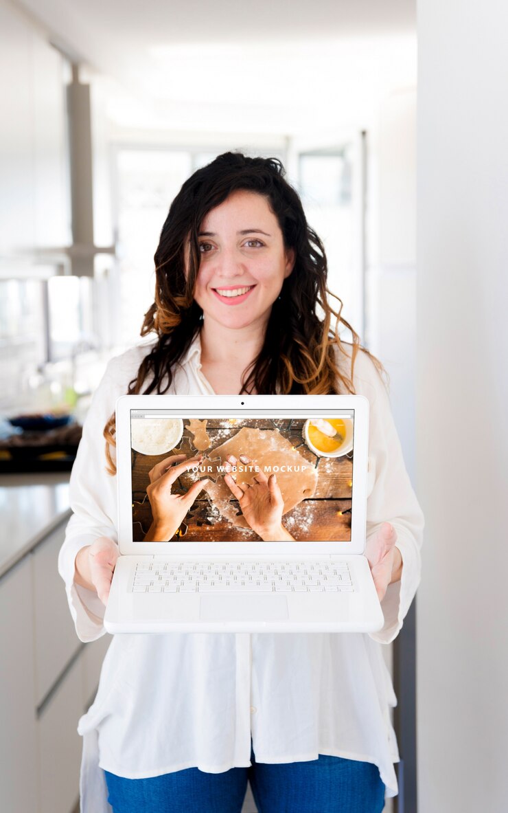 PSD mulher, em, cozinha, apresentando, laptop, mockup