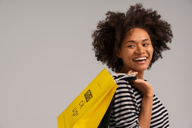 Mulher feliz com maquete de sacola de compras