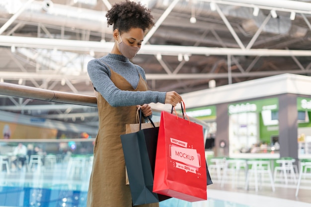 Mulher feliz com maquete de sacola de compras