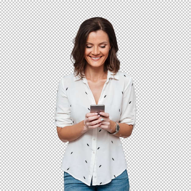 Mulher feliz escrevendo mensagem em seu smartphone em cinza
