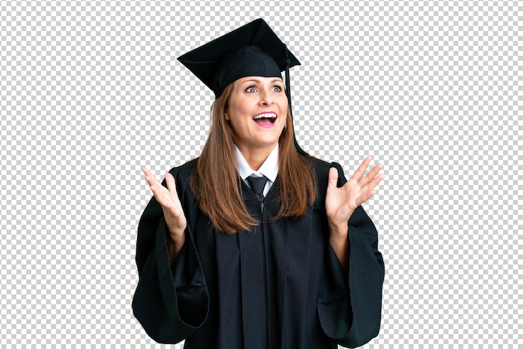 PSD mulher graduada da universidade de meia-idade sobre fundo isolado com expressão facial de surpresa