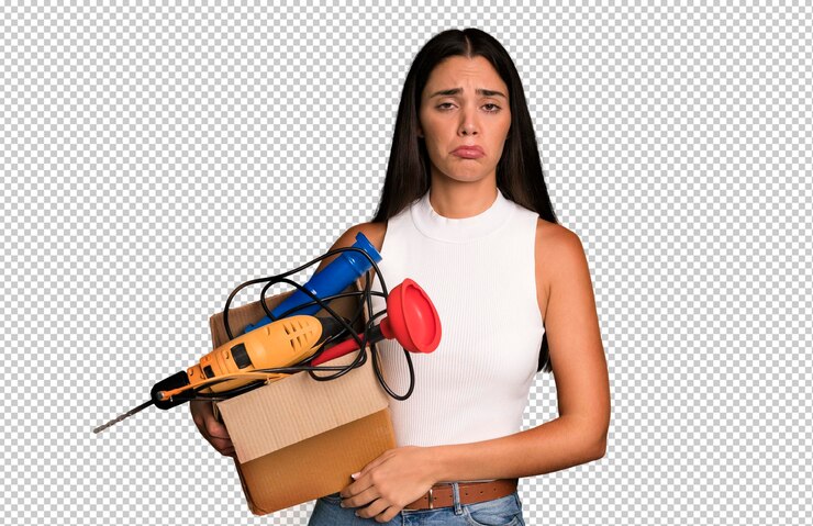 PSD mulher hispânica muito jovem adulta e expressiva com um conceito de faz-tudo de caixa de ferramentas