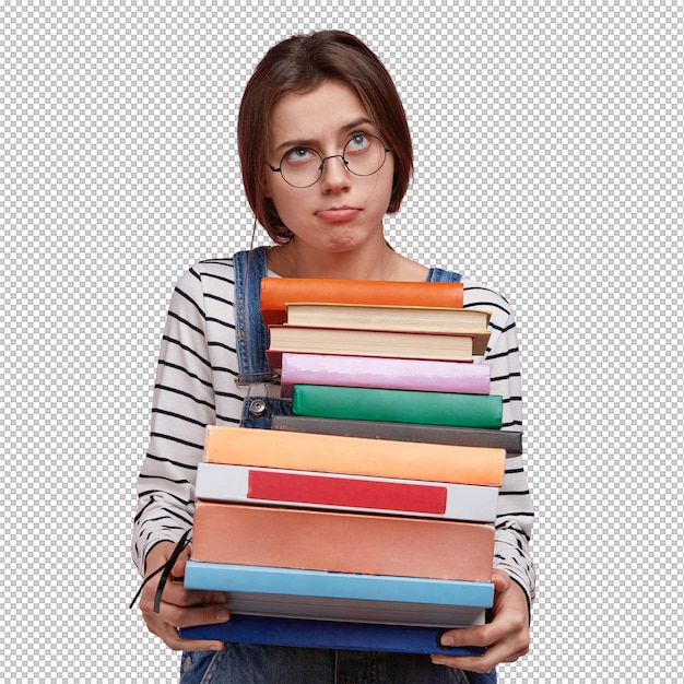 Mulher insatisfeita e contemplativa carrega pilhas de livros, usa óculos ópticos.