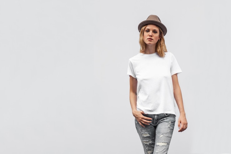 PSD mulher jovem de camiseta branca e chapéu posando em um estúdio