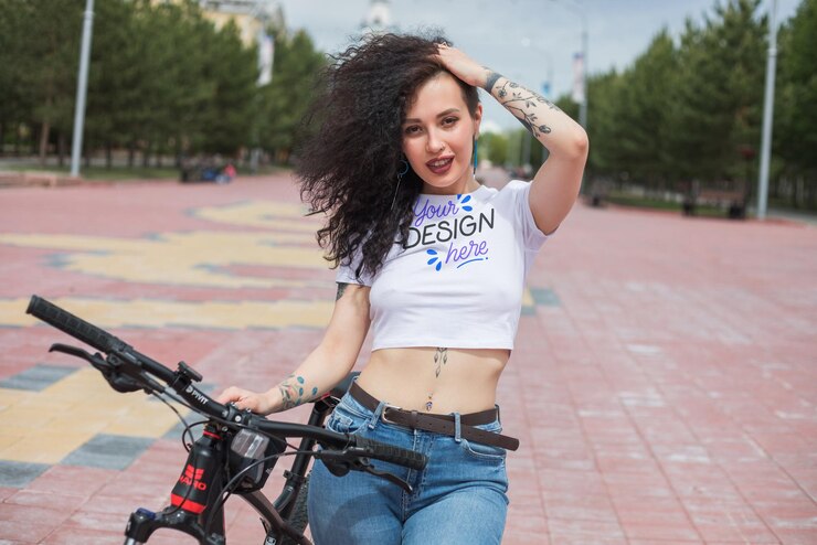 PSD mulher jovem de top de colheita com bicicleta na cidade