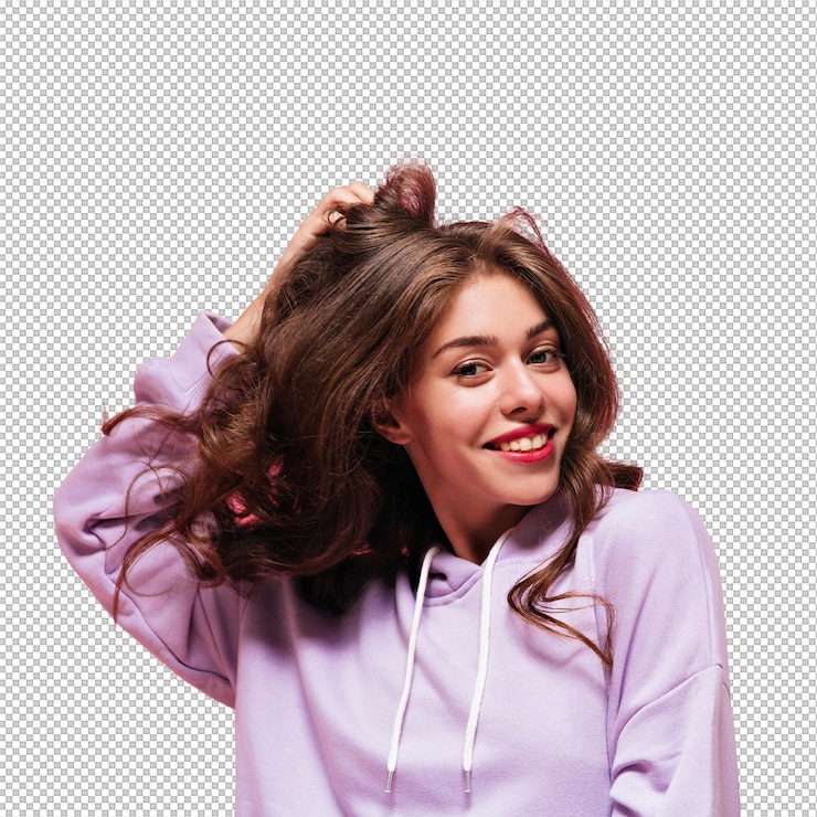 PSD mulher jovem e bonita com capuz roxo e sorri amplamente