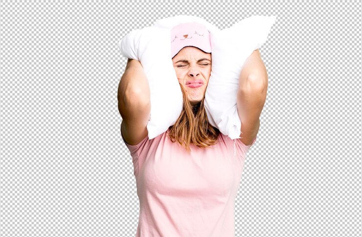 PSD mulher jovem hispânica vestindo pijama e um travesseiro