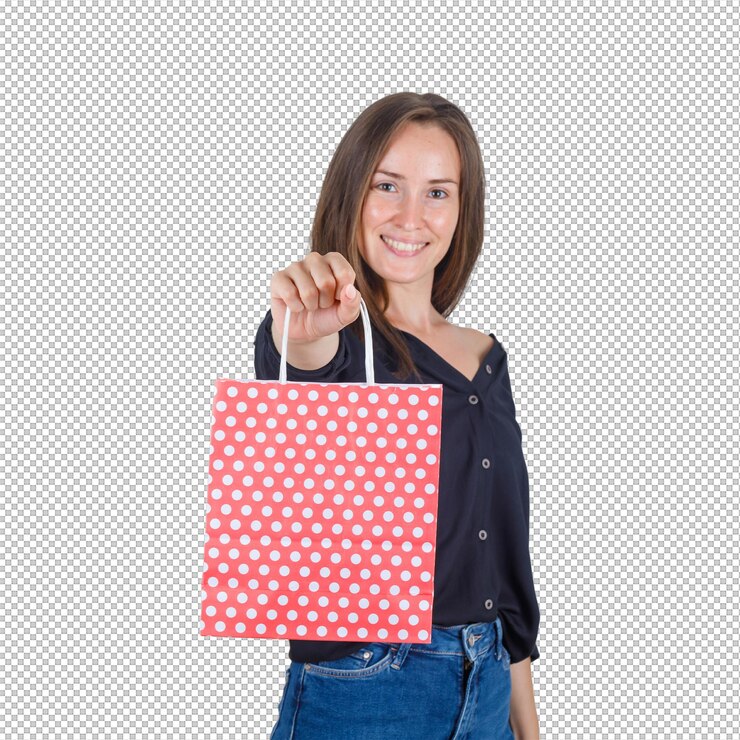 PSD mulher jovem segurando saco de papel em calções jeans de camisa preta e olhando alegre
