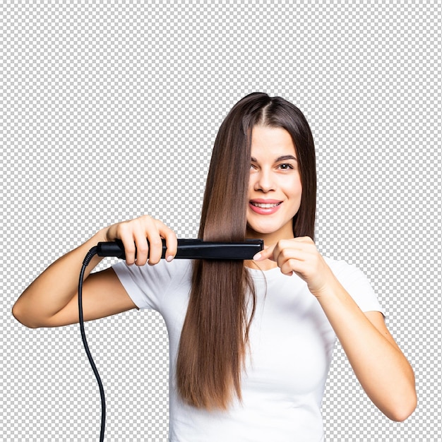 Mulher jovem sorridente endireitando o cabelo com branco