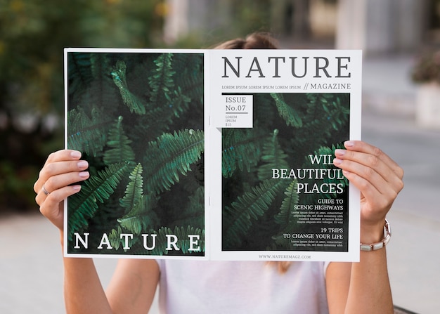 Mulher lendo revista natureza mock up