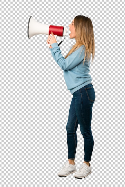 PSD mulher loira com camisa azul, gritando através de um megafone para anunciar algo em posição lateral