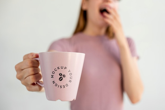 Mulher loira com maquete de caneca de café