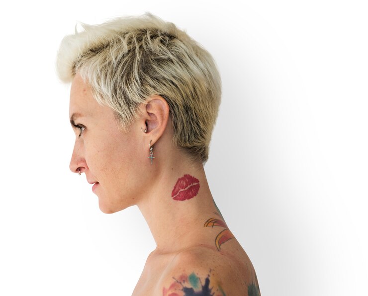 PSD mulher loira de cabelos curtos com tatuagens