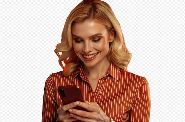 Mulher loira de camisa branca listrada sorrindo olhando para foto profissional de smartphone