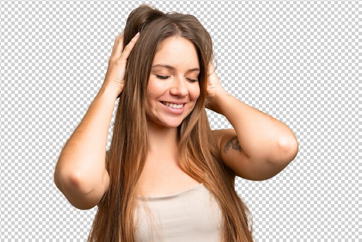 PSD mulher loira jovem sobre fundo de chave de croma isolado tocando seu cabelo retrato em close-up