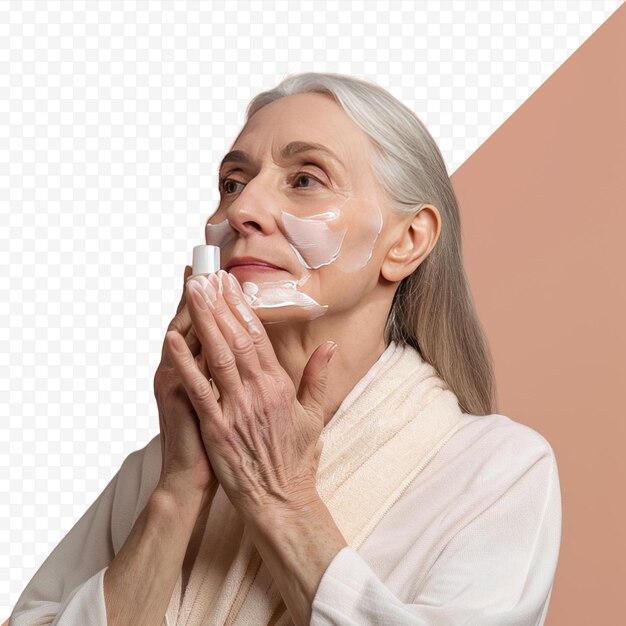 Mulher madura aplicando creme facial rotina de beleza e cuidados com a pele