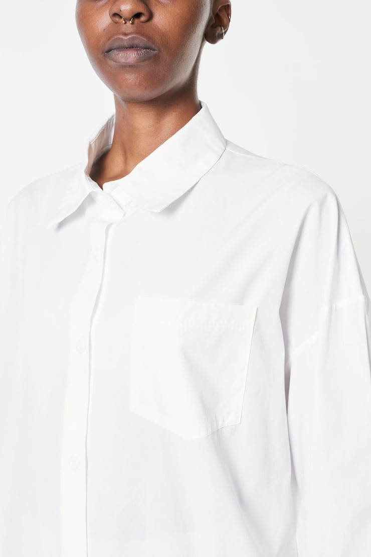PSD mulher negra com camisa branca de mangas longas.