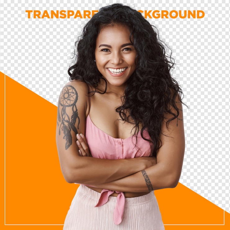 PSD mulher negra com tatuagens e cabelos encaracolados sorrindo com os braços cruzados em fundo transparente