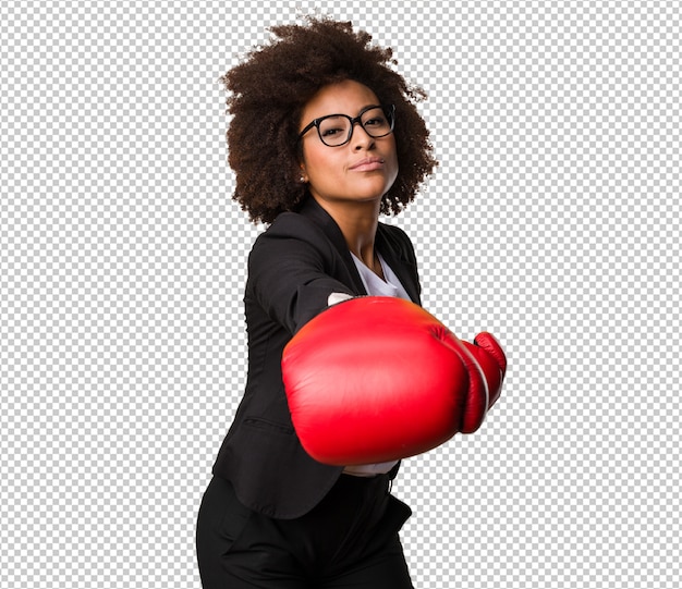 Mulher negra de negócios usando luvas de boxe