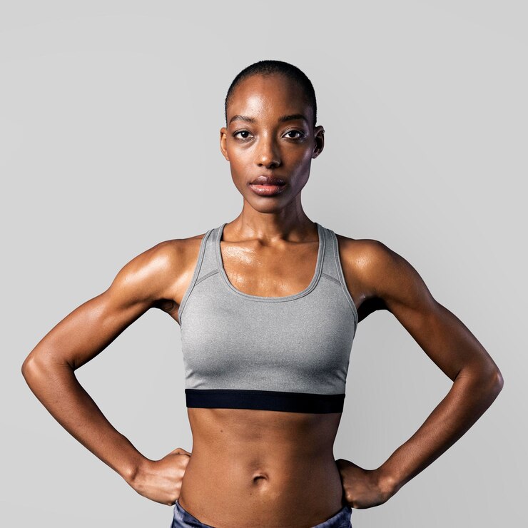 PSD mulher negra em roupas esportivas em maquete de fundo cinza