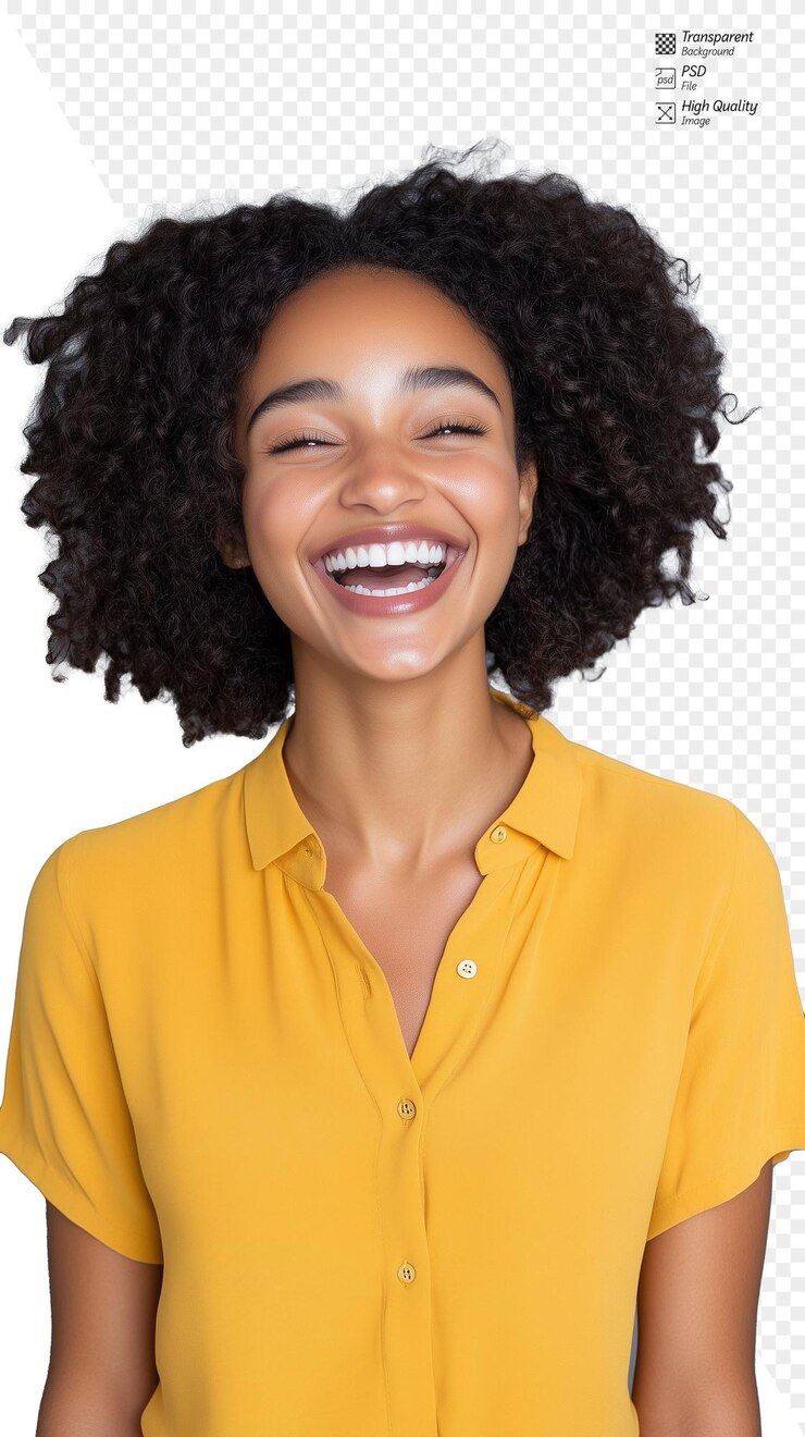PSD mulher rindo de camisa amarela isolada em fundo transparente