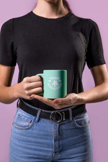 Mulher segurando a caneca