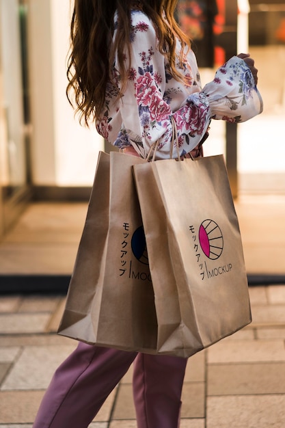 Mulher segurando sacolas de compras