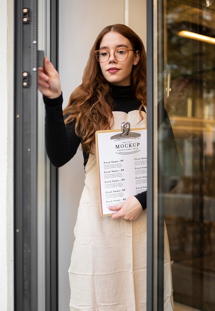 Mulher segurando uma maquete de menu de restaurante