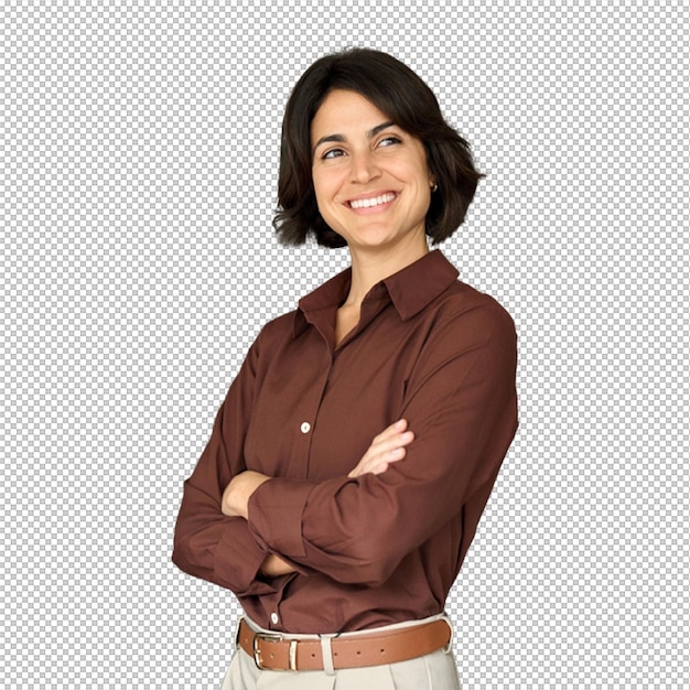 Mulher sorridente com os braços cruzados olhando para o lado