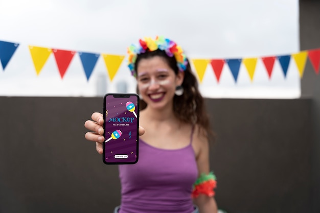 Mulher sorridente com tiro médio segurando o telefone