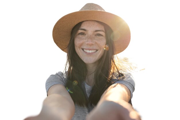 PSD mulher sorridente de vista frontal usando chapéu