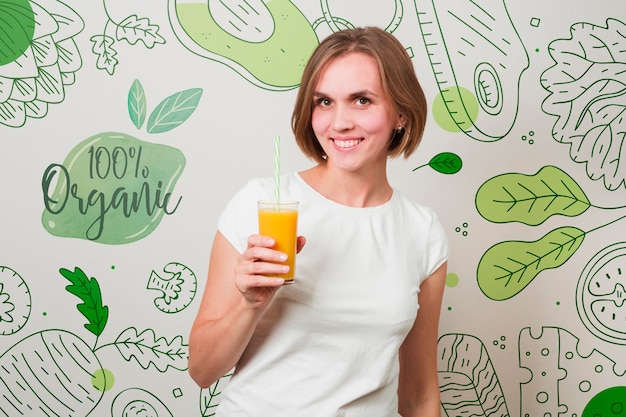 Mulher sorridente, segurando, um, suco laranja