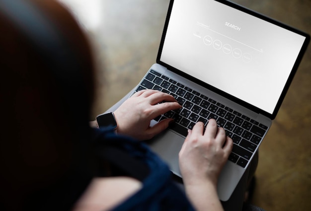 Mulher usando a maquete do laptop em casa