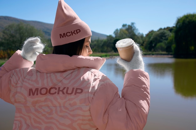 Mulher usando um modelo de capuz para exposição ao frio.