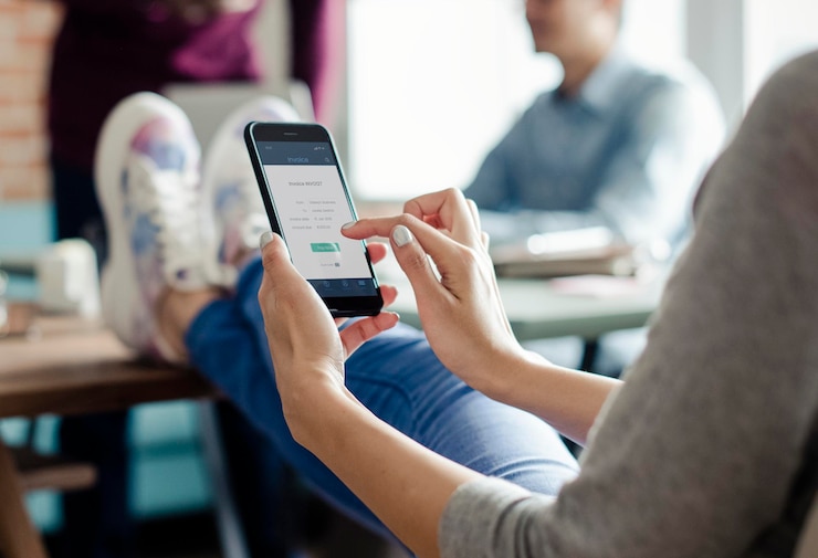 PSD mulher usando um smartphone com uma tela de pagamento financeiro