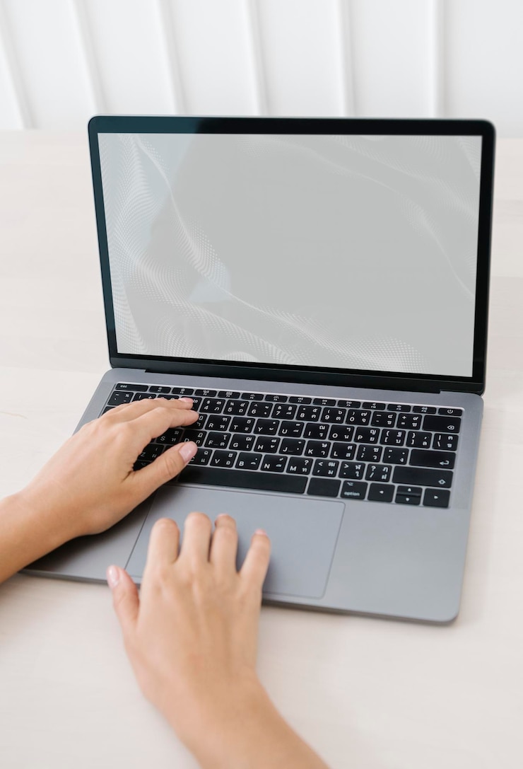 PSD mulher usando uma maquete de laptop