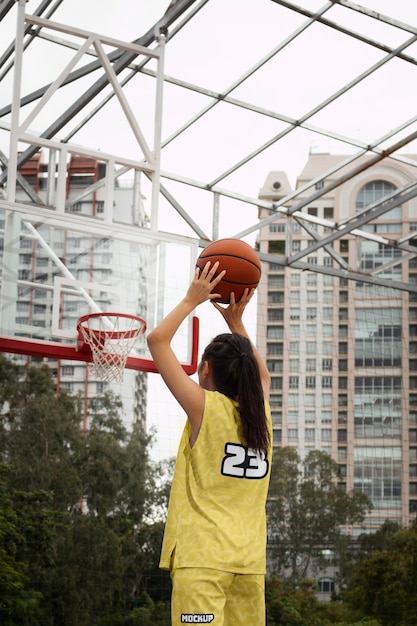 PSD mulher vestindo maquete de camisa de basquete