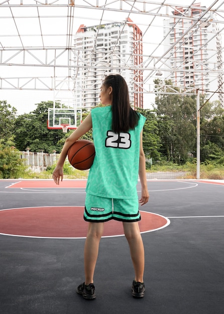 Mulher vestindo maquete de camisa de basquete