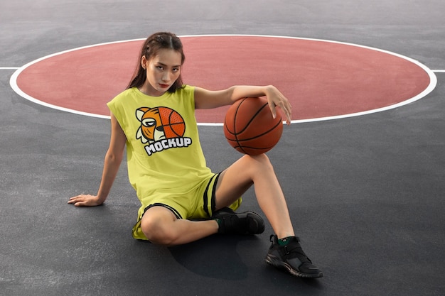 PSD mulher vestindo maquete de camisa de basquete