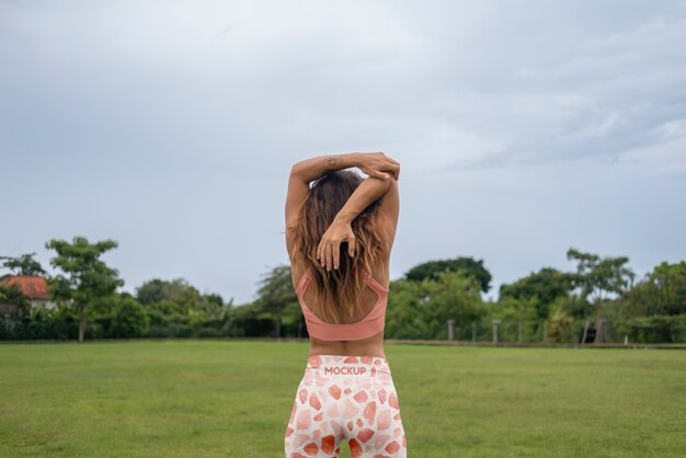 Mulher vestindo maquete de legging