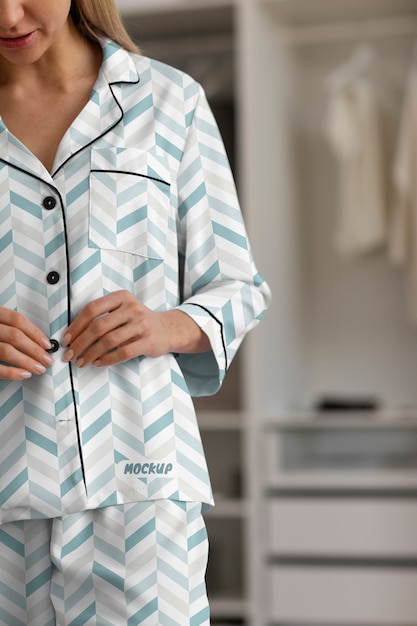 Mulher vestindo maquete de pijama