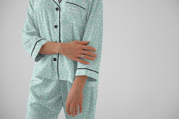 Mulher vestindo maquete de pijama