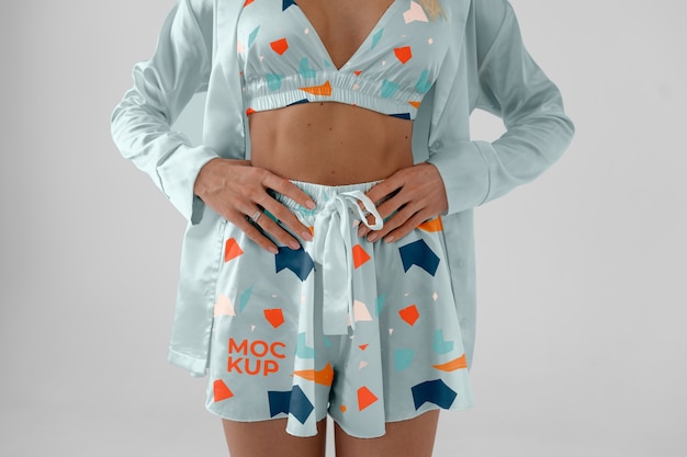 PSD mulher vestindo pijama confortável mock-up