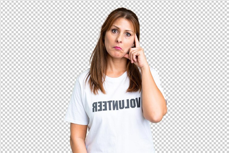 PSD mulher voluntária de meia-idade com um fundo isolado a pensar numa ideia