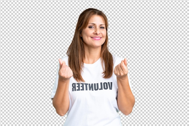 Mulher voluntária de meia-idade sobre fundo isolado fazendo gesto de dinheiro