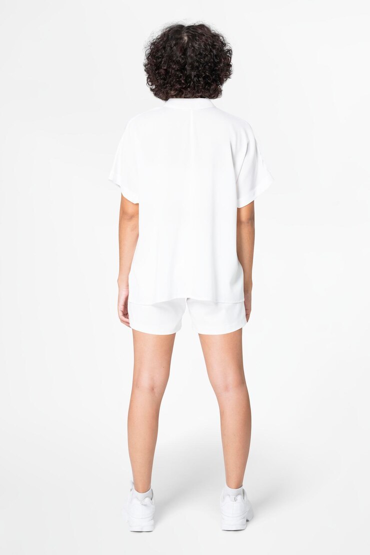 PSD mulheres 39s blusa mockup psd com shorts uso básico moda vista traseira