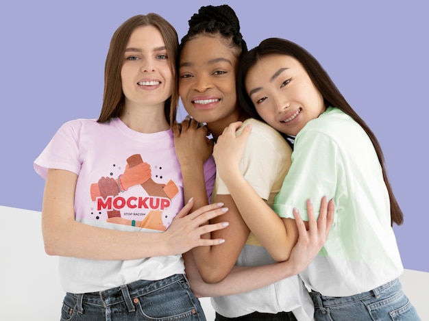 Mulheres jovens representando o conceito de inclusão com modelos de camisetas