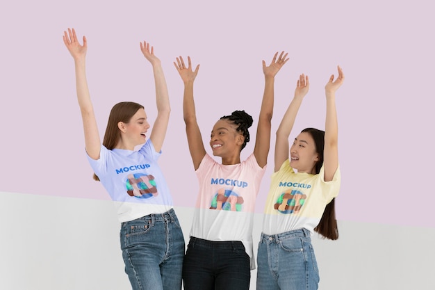 PSD mulheres jovens representando o conceito de inclusão com modelos de camisetas