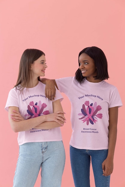 Mulheres jovens vestindo maquete de conscientização de roupas