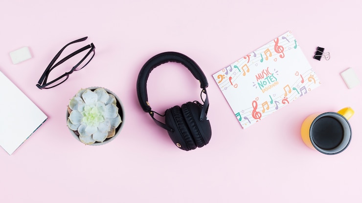 PSD musikerkünstlerschreibtischkonzept mit kopfhörern